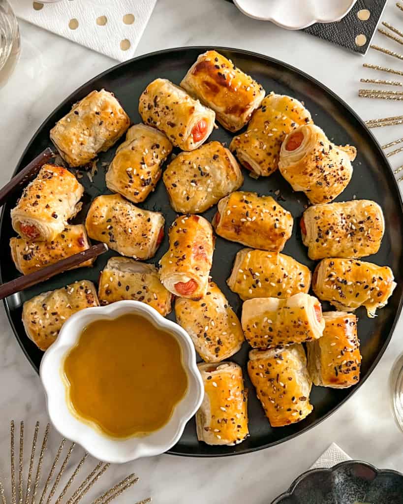A round platter of Air-Fried Everything Bagel seasoning Pigs in a Blanket