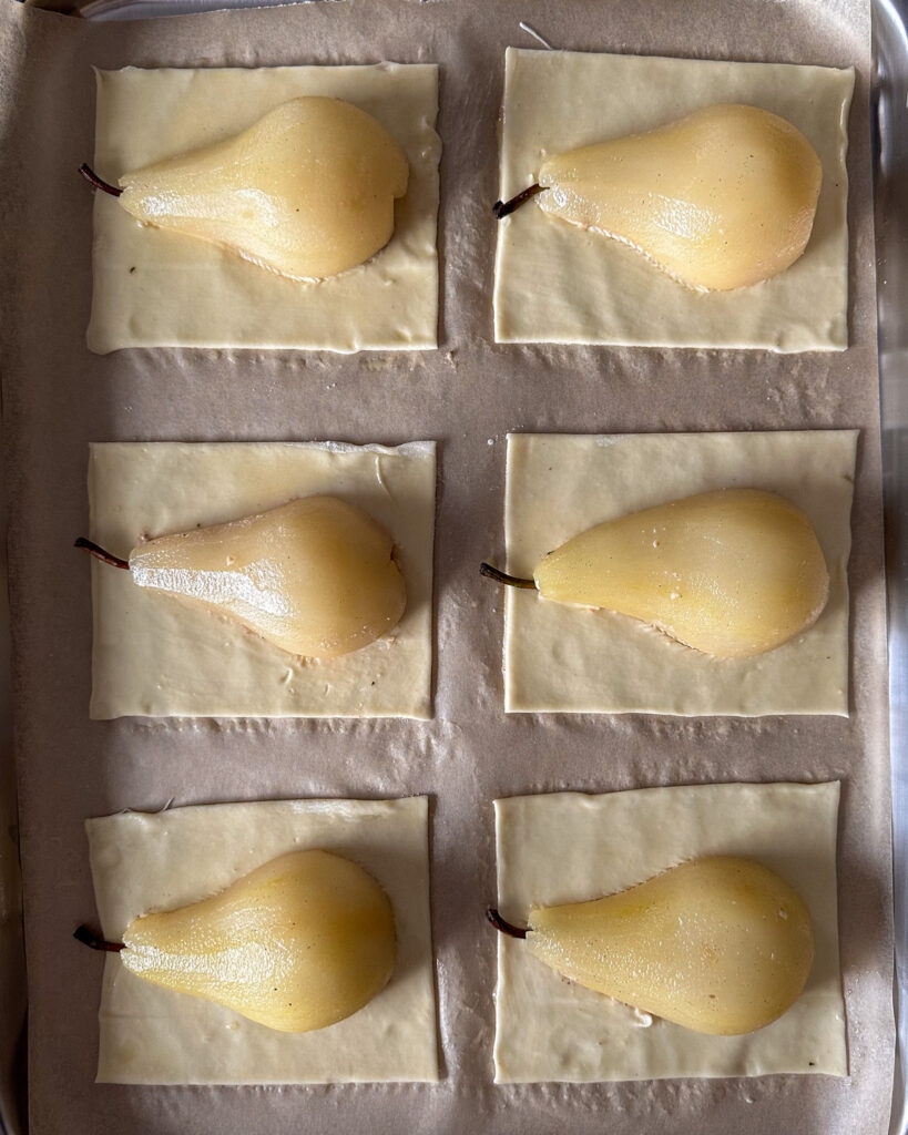 Place the stems on the puff pastry.
