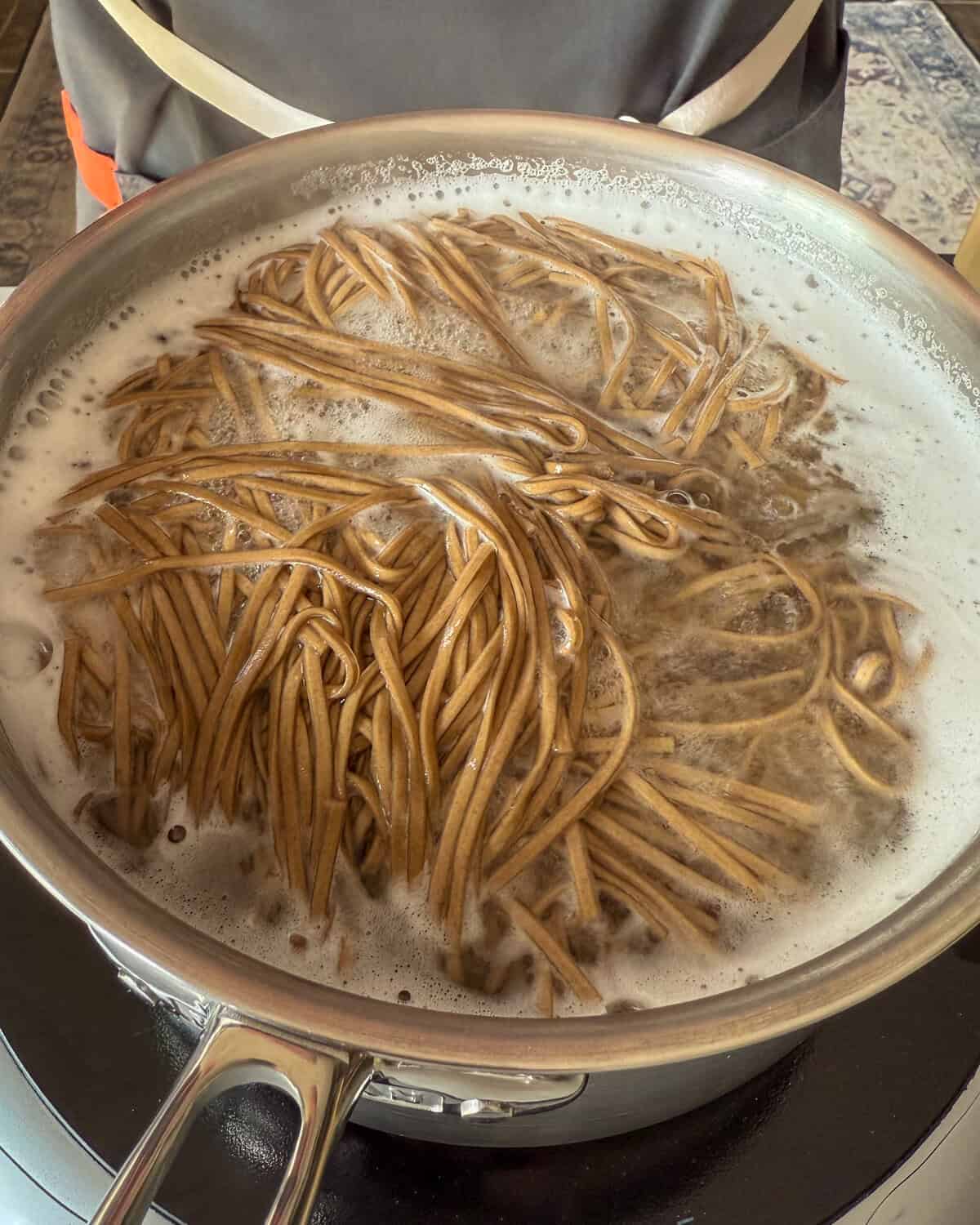 Boil the buckwheat soba noodles.